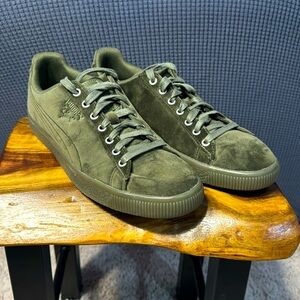 Puma Clyde Velour Sneakers: women’s 10.5 or mens size 9.